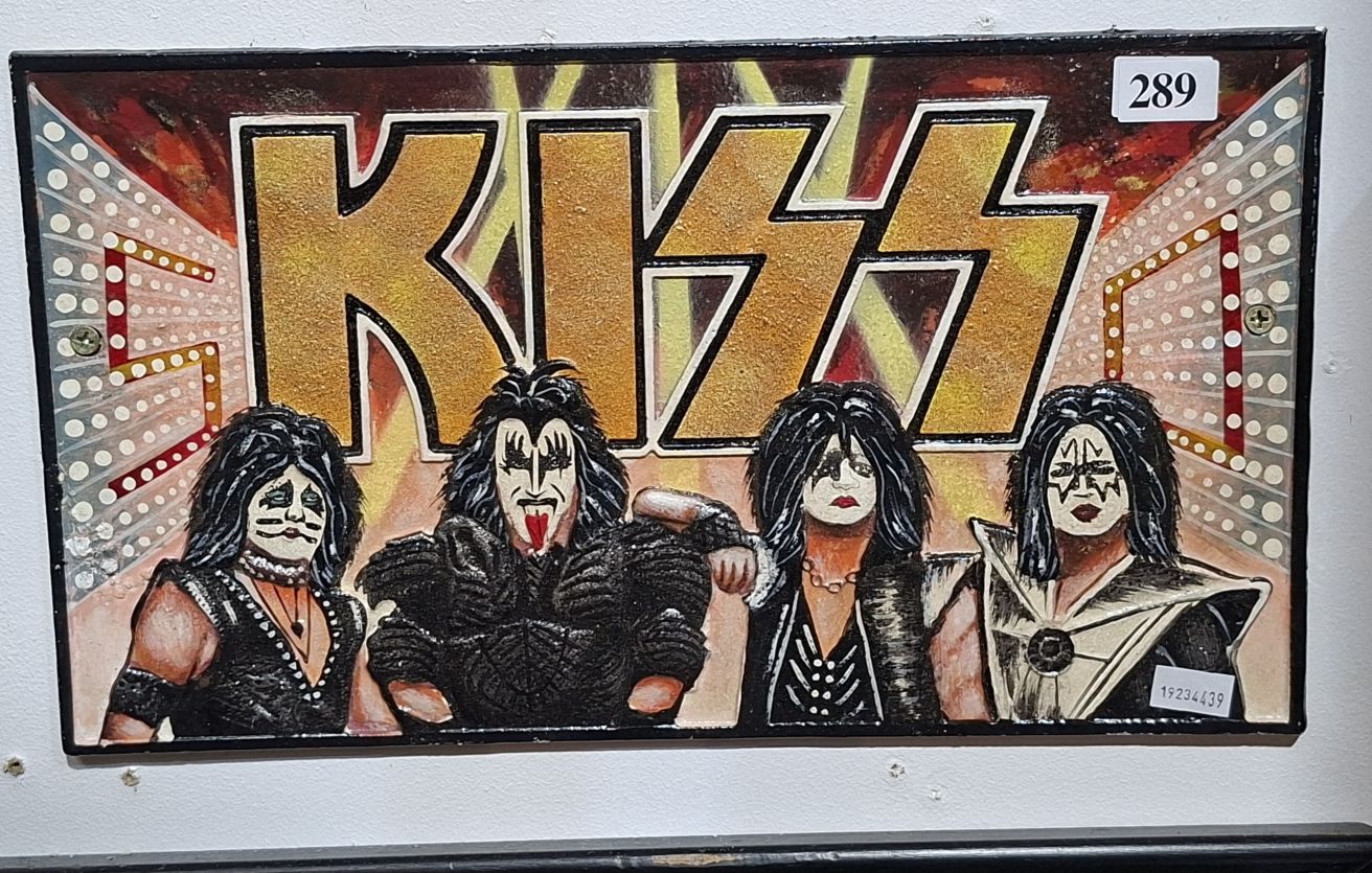 Kiss Plaque