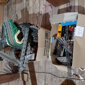 Misc small scale train items and toy train tracks