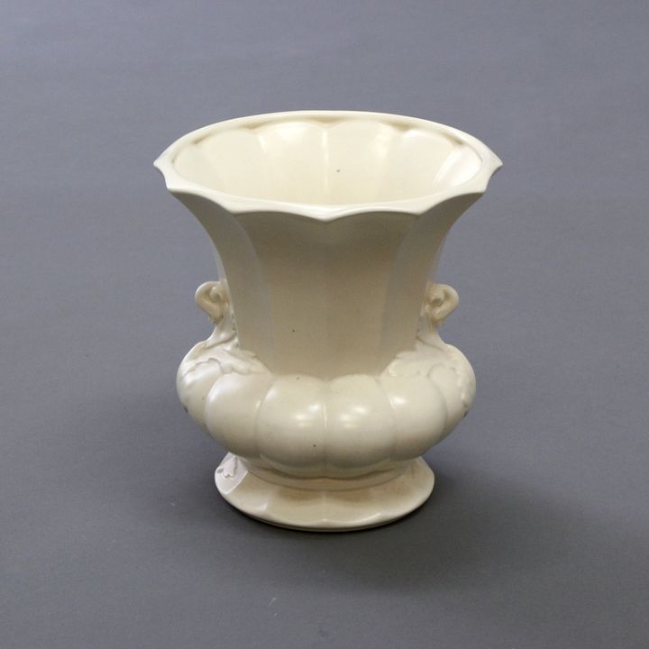 Crown Lynn Potteries, Urn vase