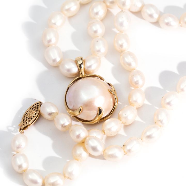 14 Carat Gold Mabe Pearl Pendant & Pearl Necklace