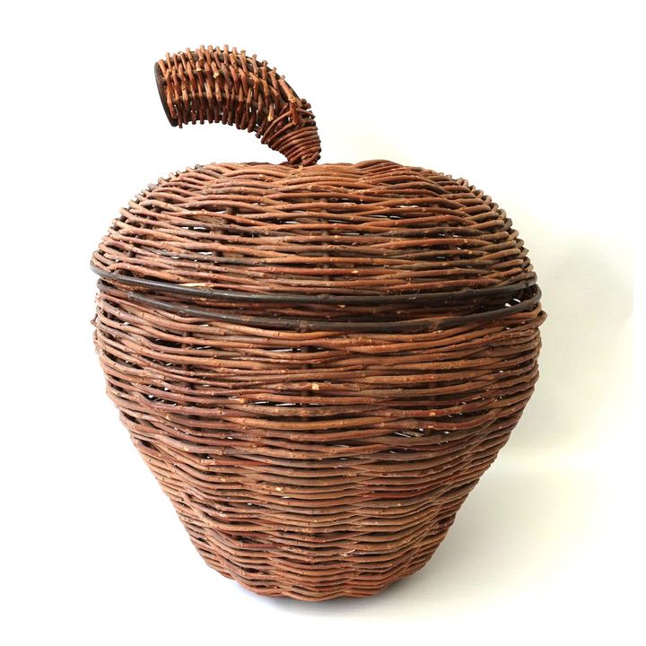 WICKER APPLE-SHAPED BASKET