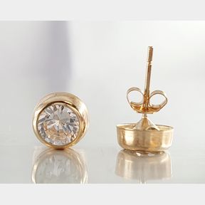 9CT YELLOW GOLD STUDS WITH LARGE CUBICS - 51929/1314