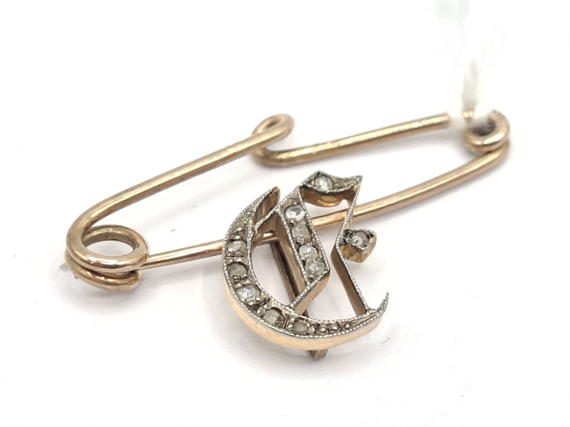 291 · 9CT GOLD DIAMOND PIN