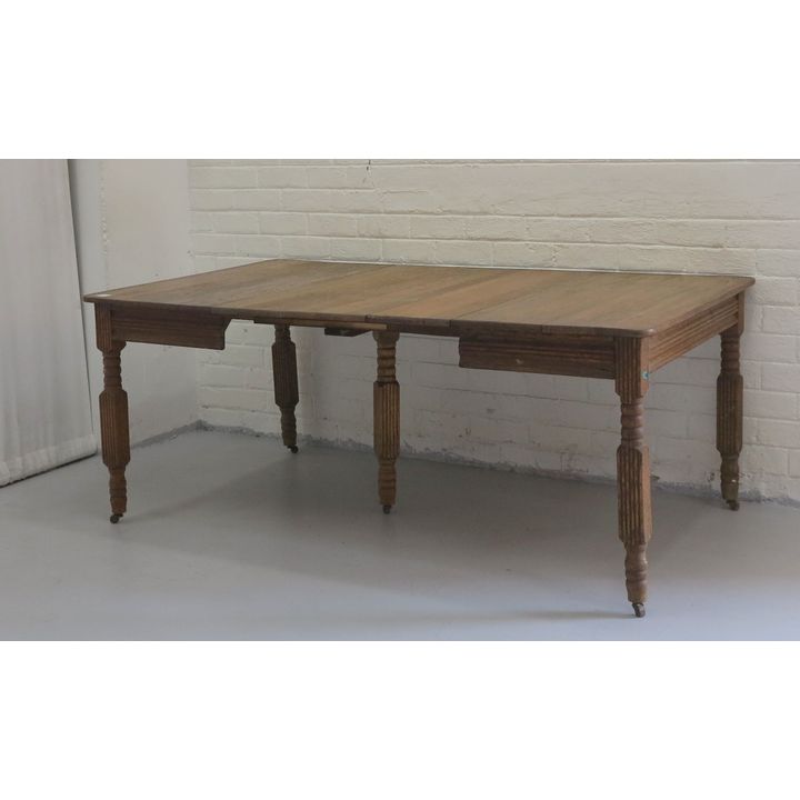 EARLY 20TH CENTURY OAK EXTENSION DINING TABLE
