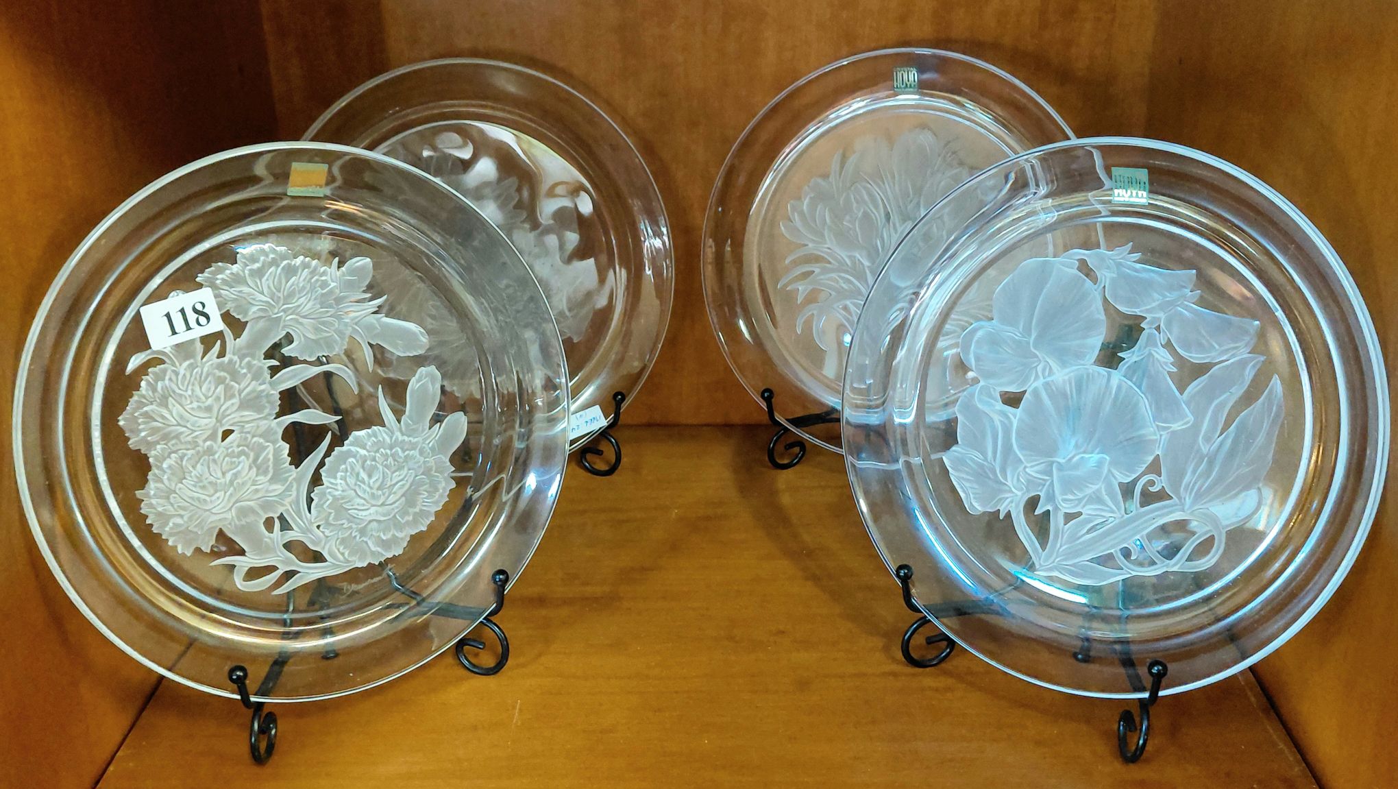 118 · HOYA ENGRAVED CRYSTAL PLATES