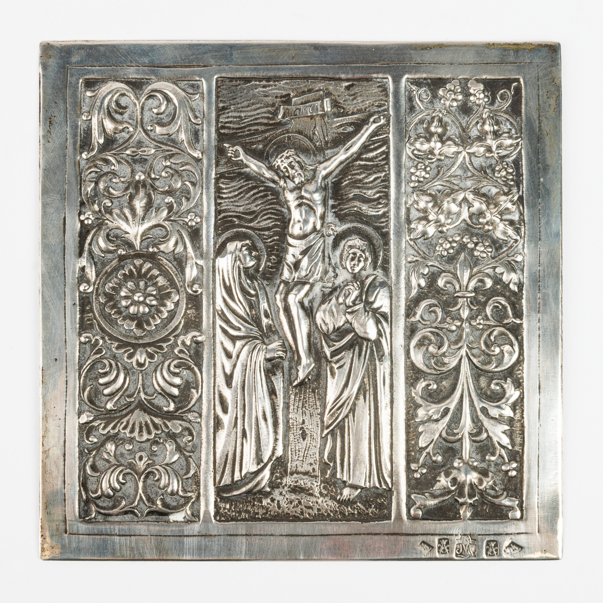 A silver plaque with embossed decorations depicting a Passion scene between borders of foliage – kavel bij Bernaerts, Antwerp
