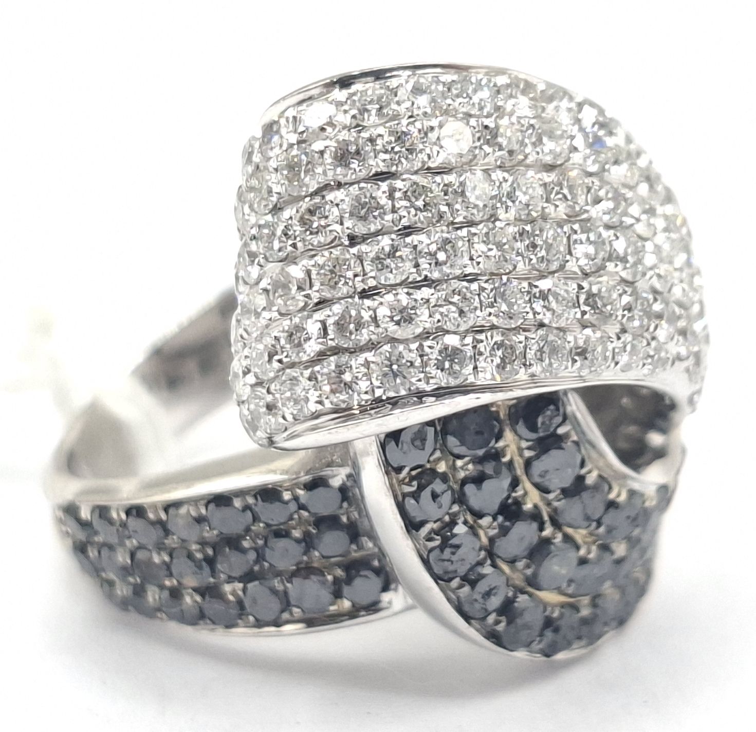 344 · 18CT BLACK AND WHITE DIAMOND DRESS RING