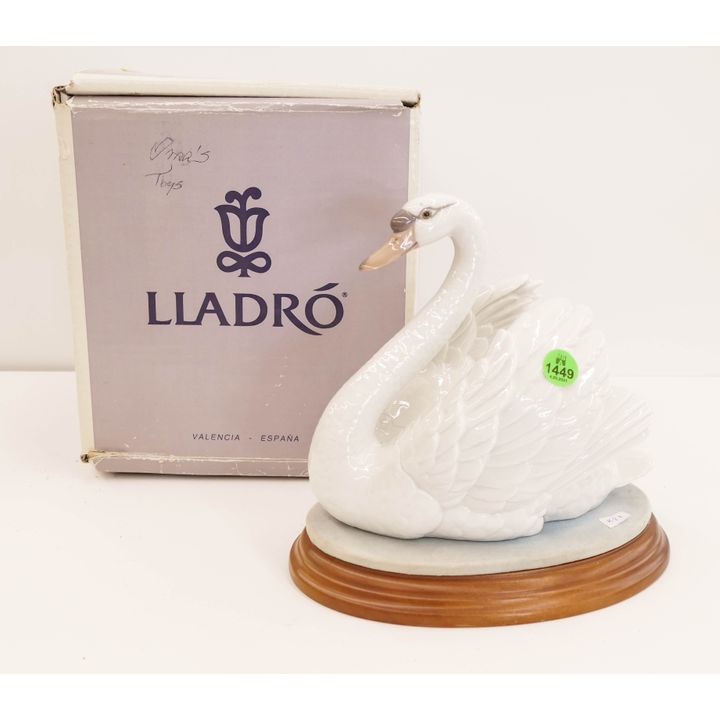 Lladro 9601 Swan Porcelain Figure with Base & Box