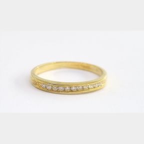 STUNNING YELLOW GOLD BAND WITH 11 ROUND DIAMONDS IN BAND