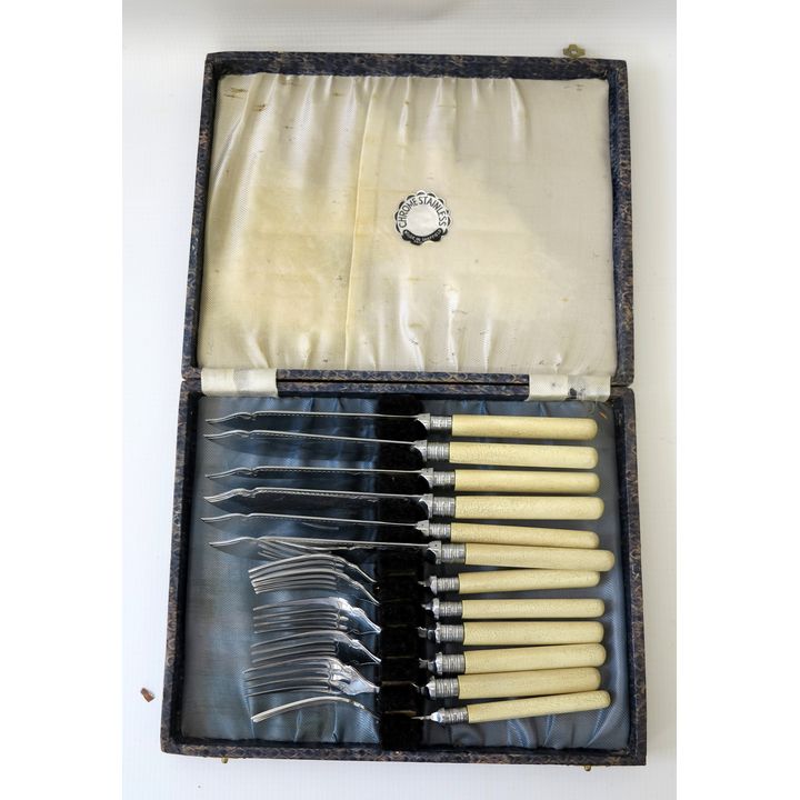 CASED SILVERPLATED FISH SERVICE
