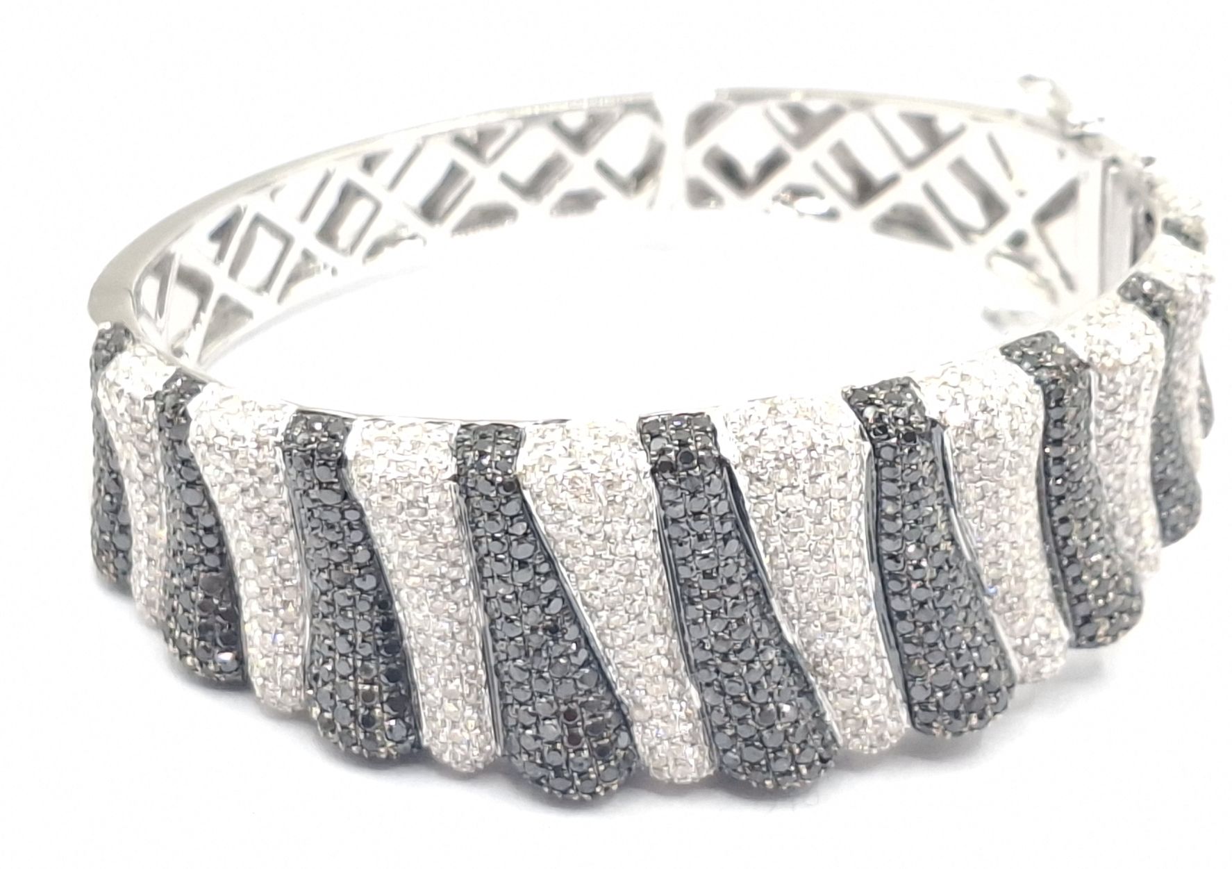 345 · 14CT BLACK AND WHITE DIAMOND BANGLE