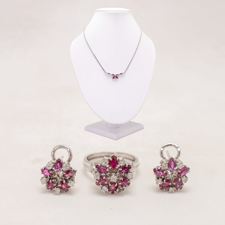 ARETES, ANILLO Y GARGANTILLA DE RUBÍ Y DIAMANTES