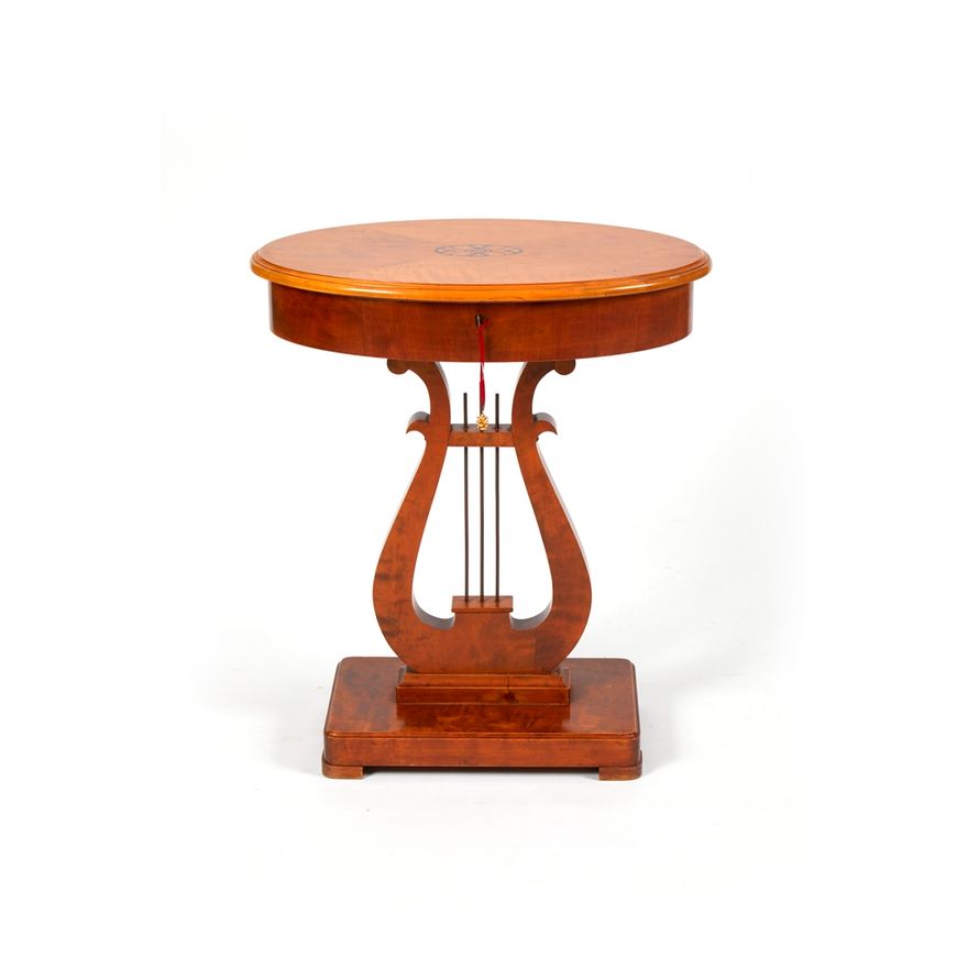 Table à ouvrage en bois clair de forme ovale. Probablement Angleterre