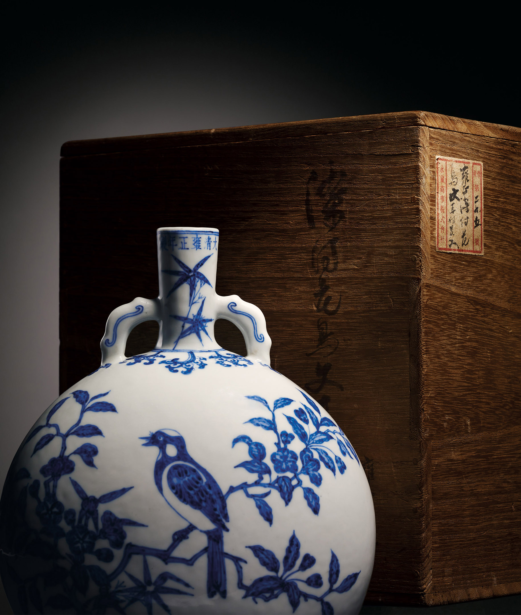 清雍正青花花鳥紋如意耳扁壺| 宇珍國際藝術| Yu Jen Taipei