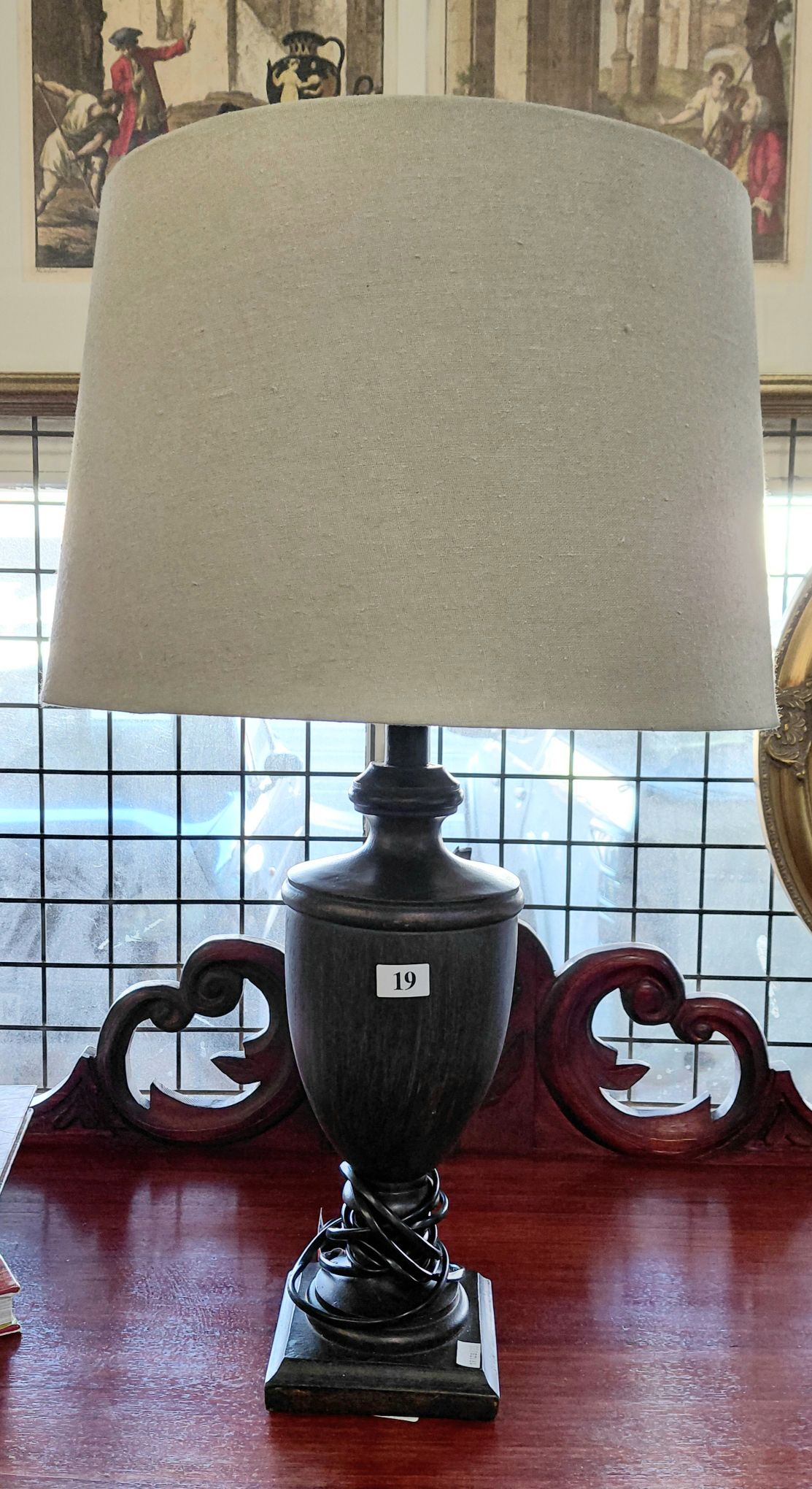 DECORATIVE TABLE LAMP