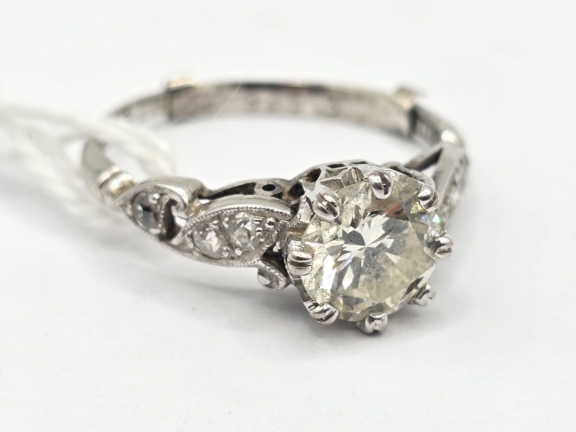 286 · 18CT GOLD DIAMOND RING