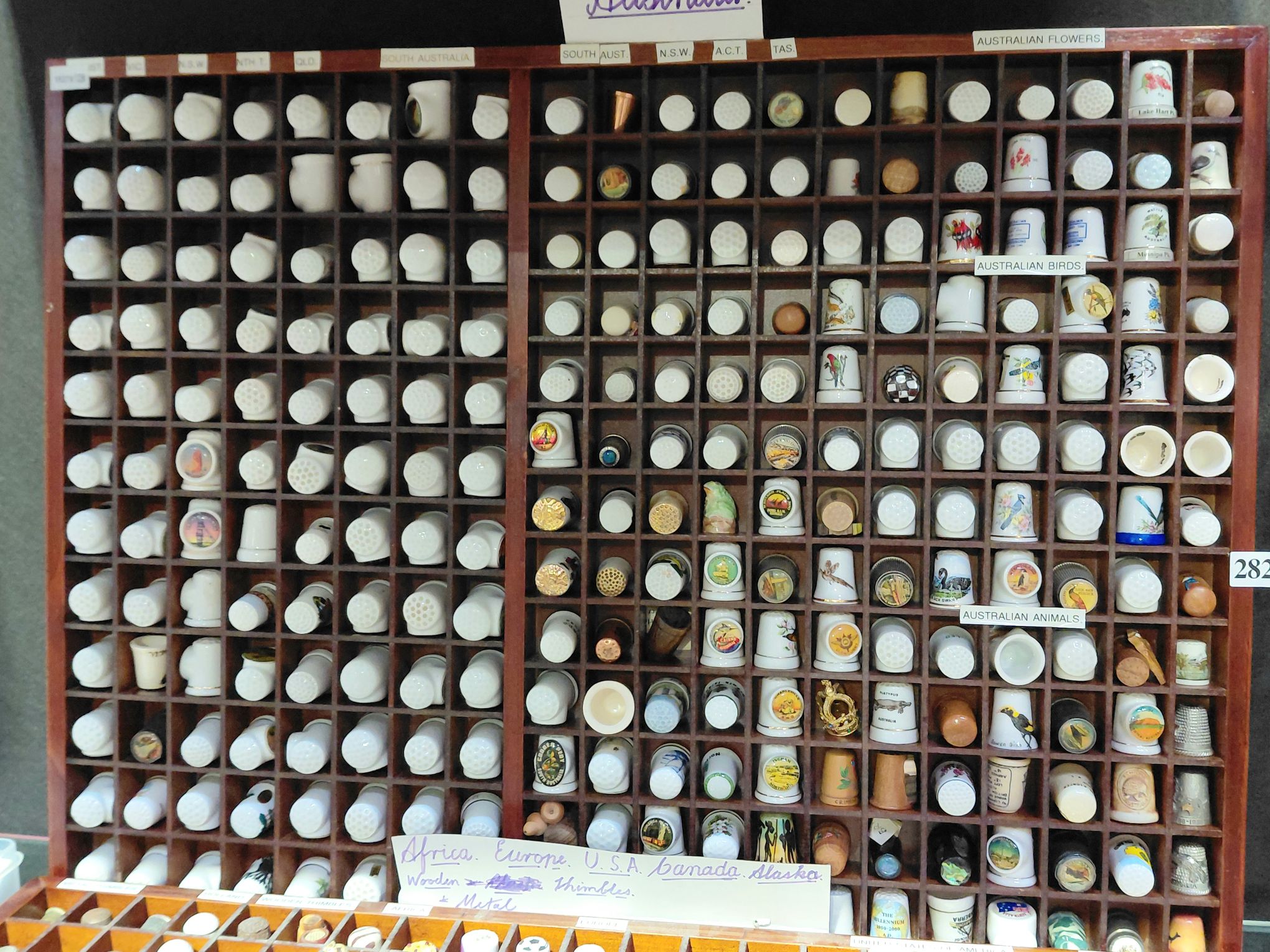 282 · LARGE COLLECTION OF THIMBLES