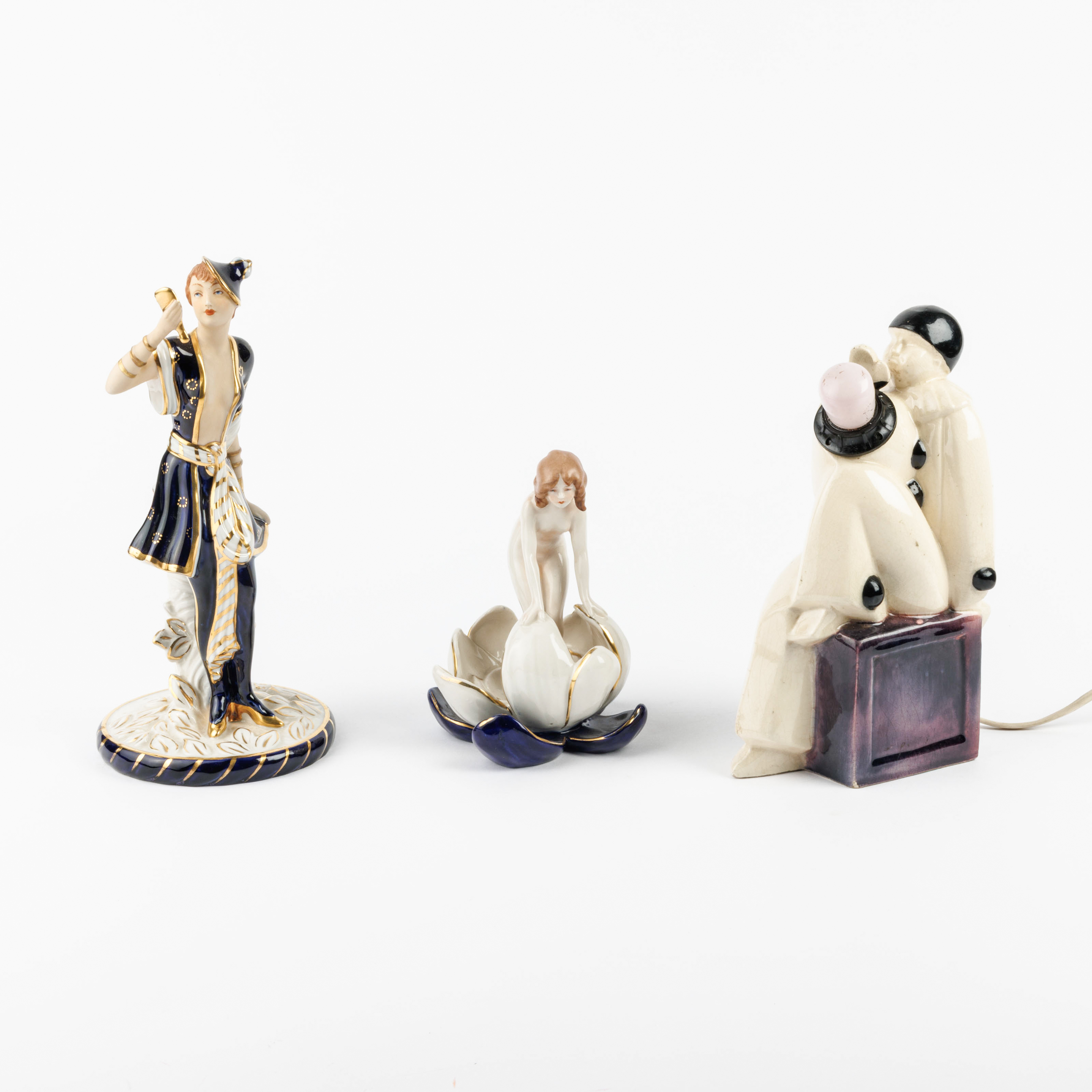 Three Art Deco pieces in earthenware and porcelain. 1. Commedia dell'arte figure with mirror to – kavel bij Bernaerts, Antwerp