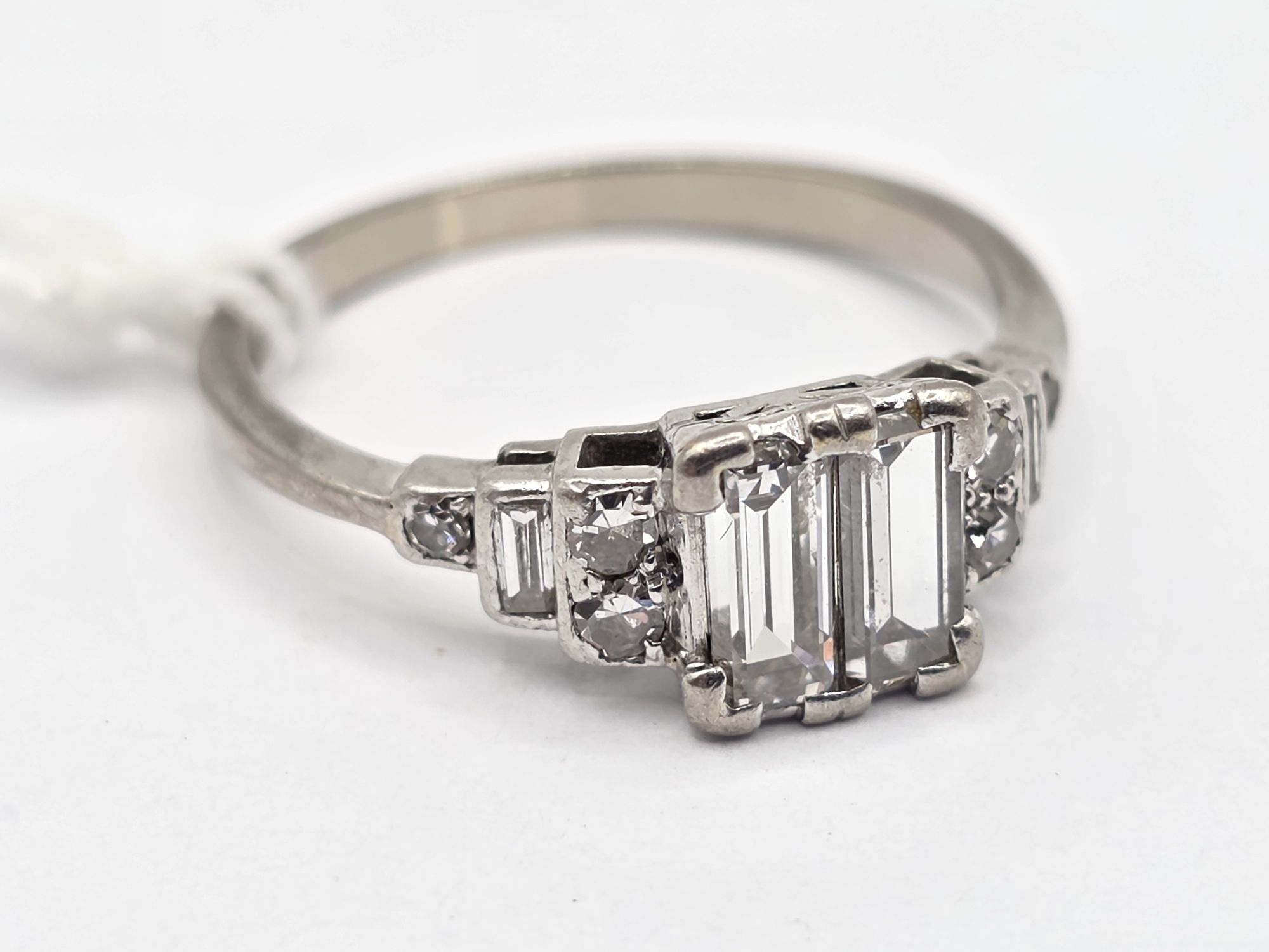 291 · 18CT GOLD DIAMOND RING