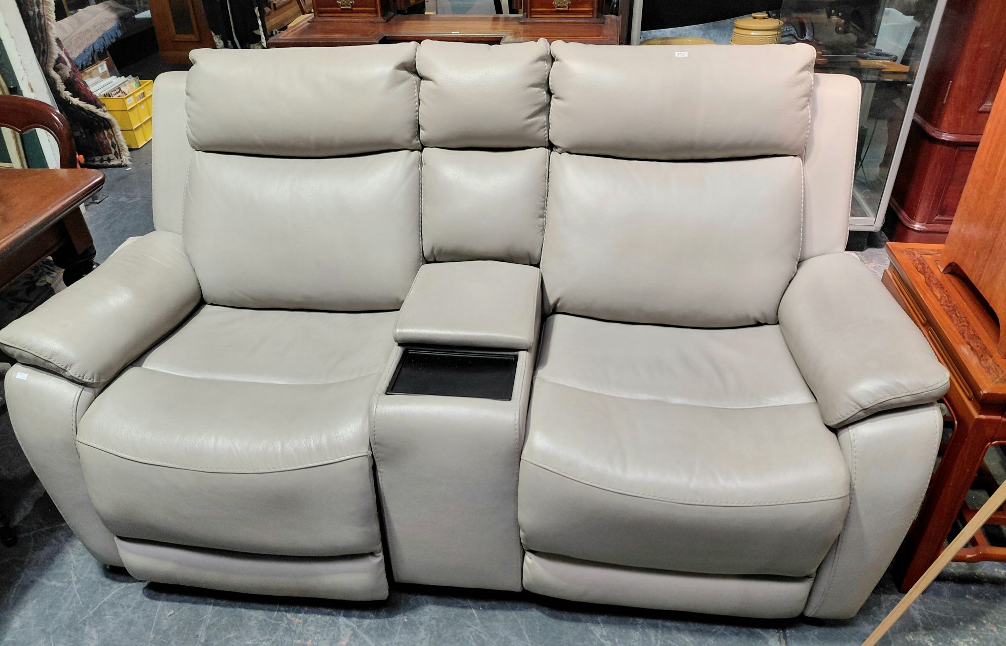 372 · LEATHER LOUNGE