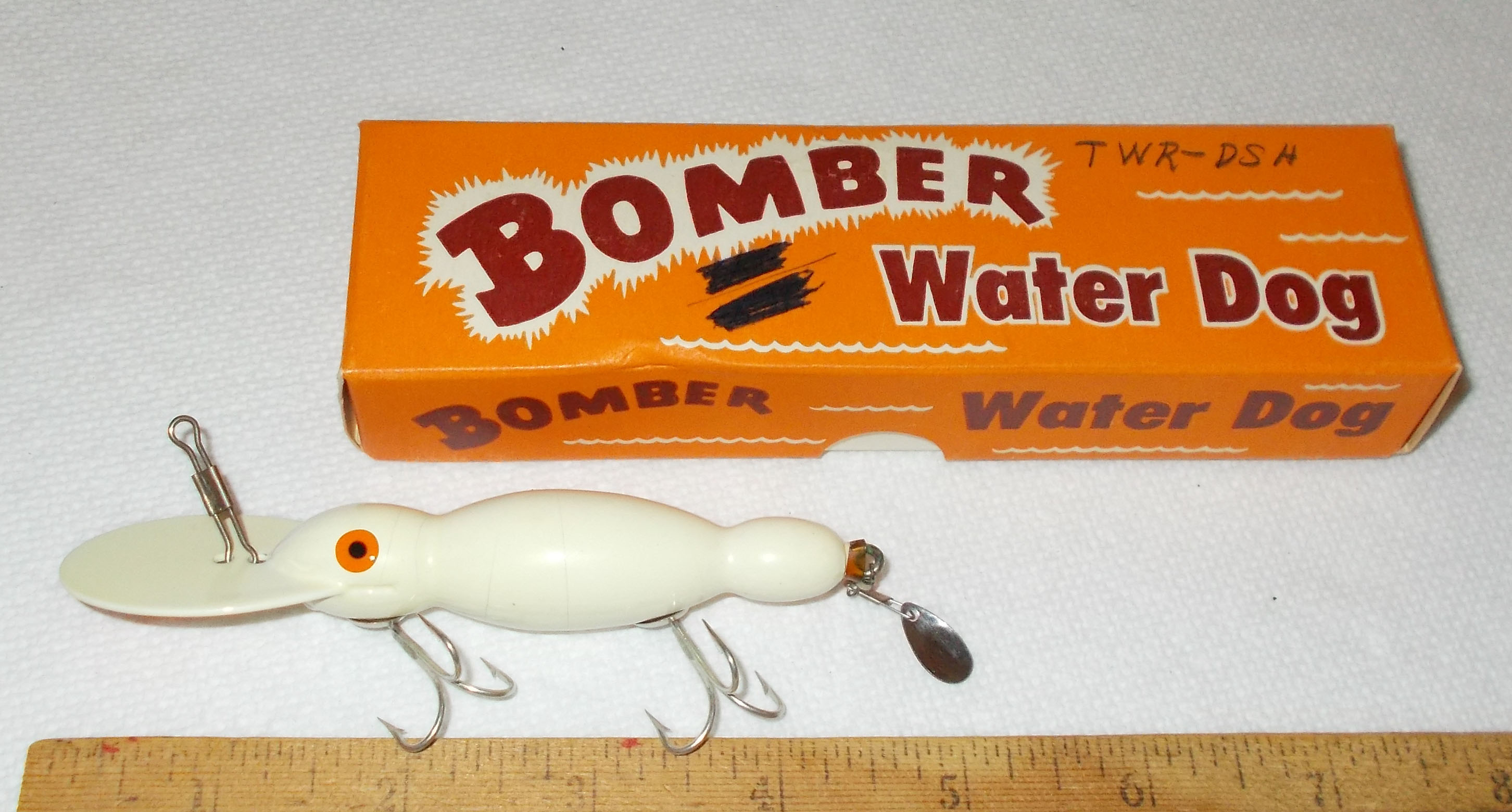 Vintage Bomber Water Dog #1601 All White Wooden Fishing Lure Box And  Catalog