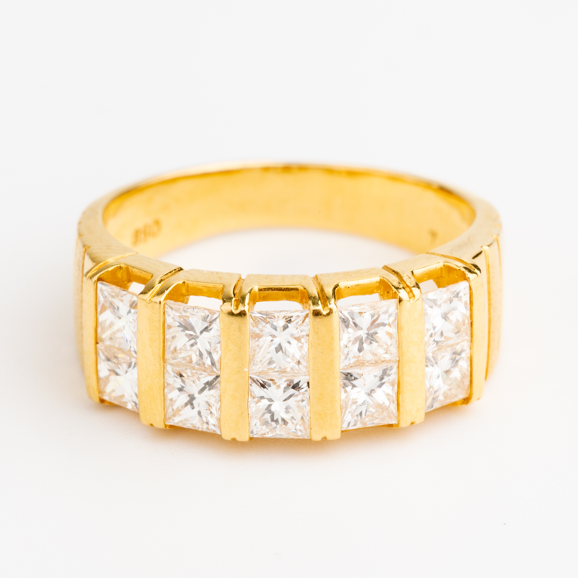 11 · 20ct Gold & Diamond Ring