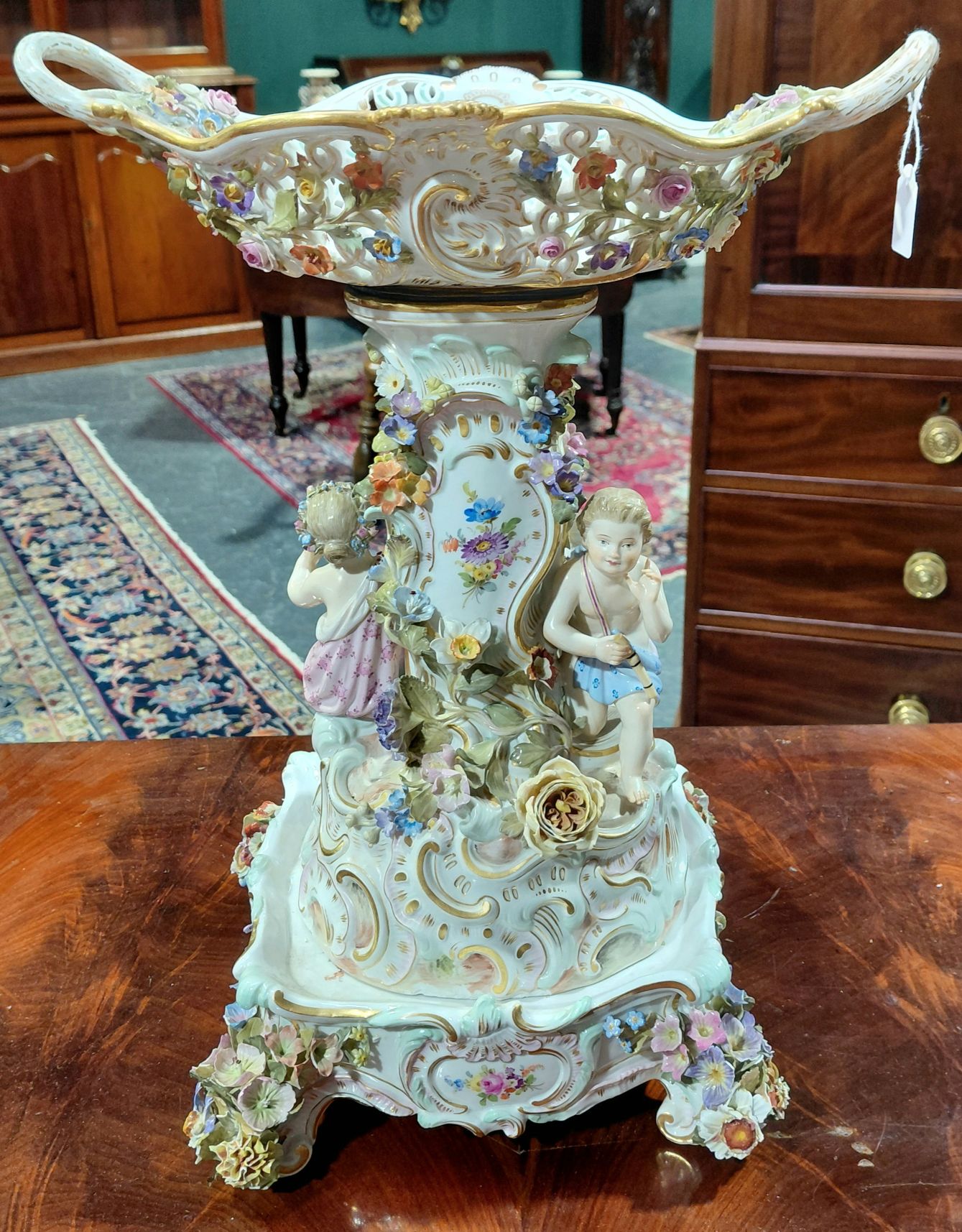 573 · DRESDEN FLORAL CENTRE PIECE
