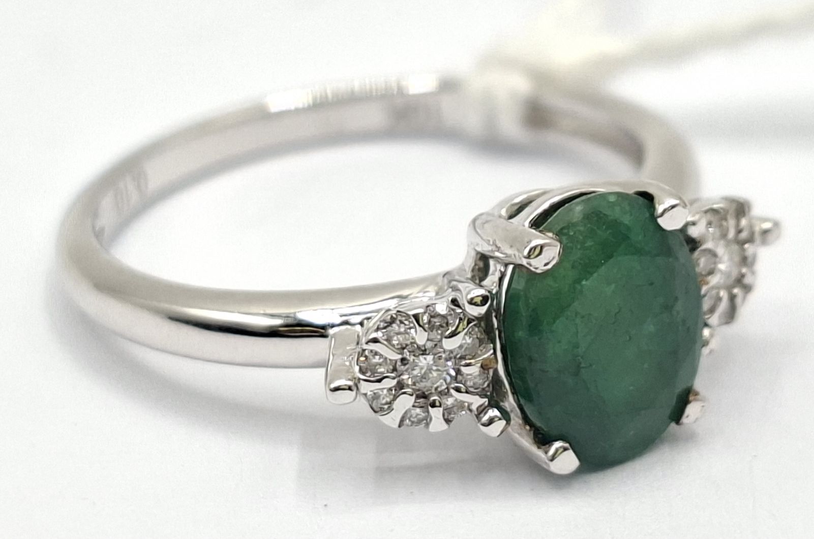 1142 · 10CT EMERALD DIAMOND RING