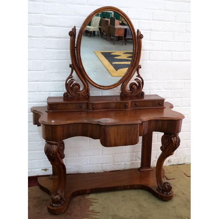 VICTORIAN MAHOGANY DRESSING TABLE
