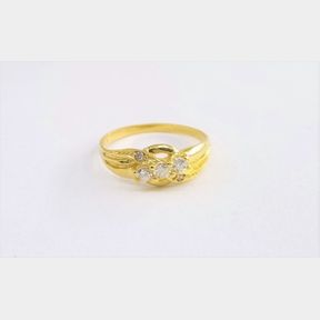 BEAUTIFUL YELLOW GOLD RING WITH 5 STUNNING ROUND DIAMONDS