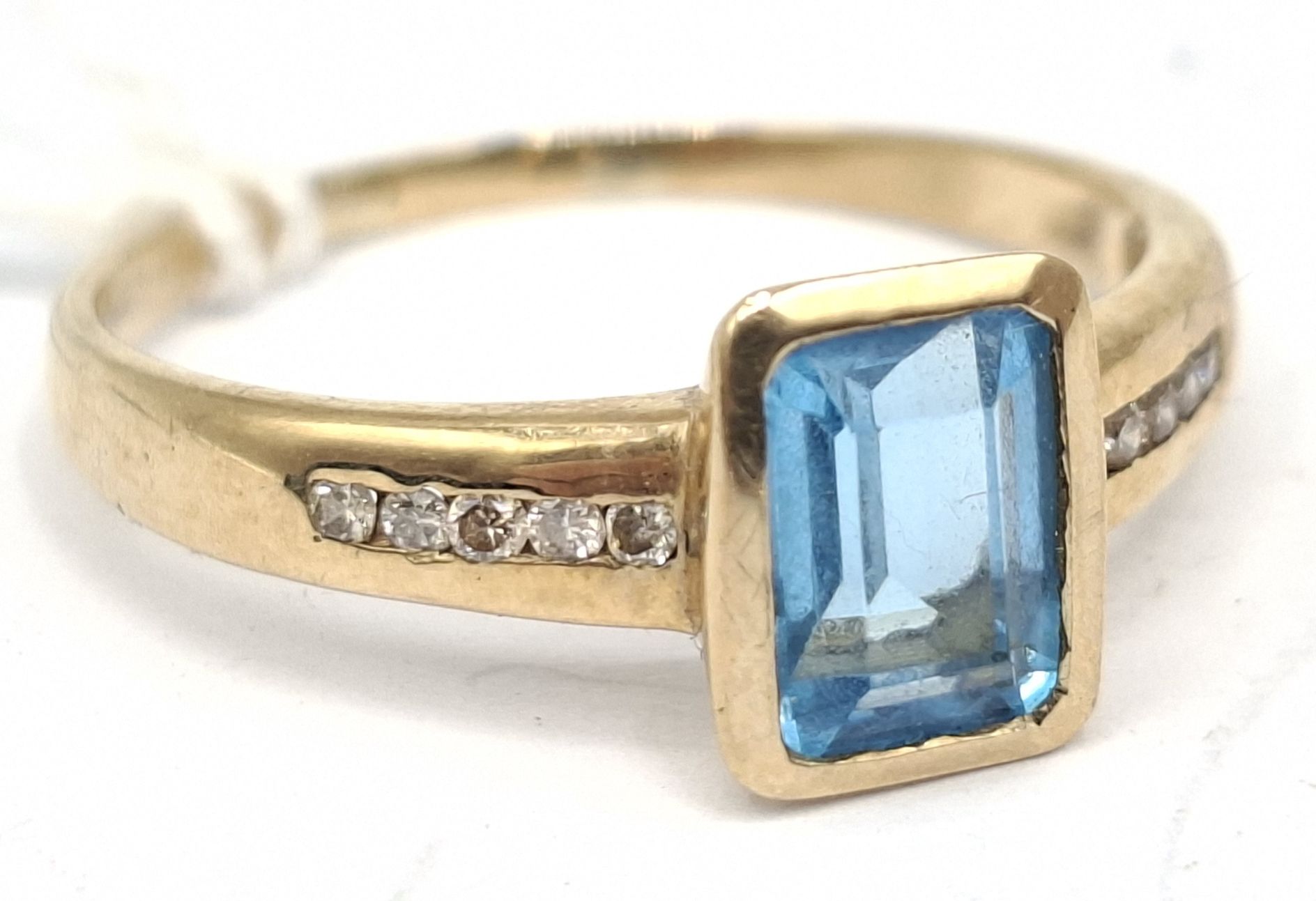 1143 · 9CT GOLD TOPAZ DIAMOND RING