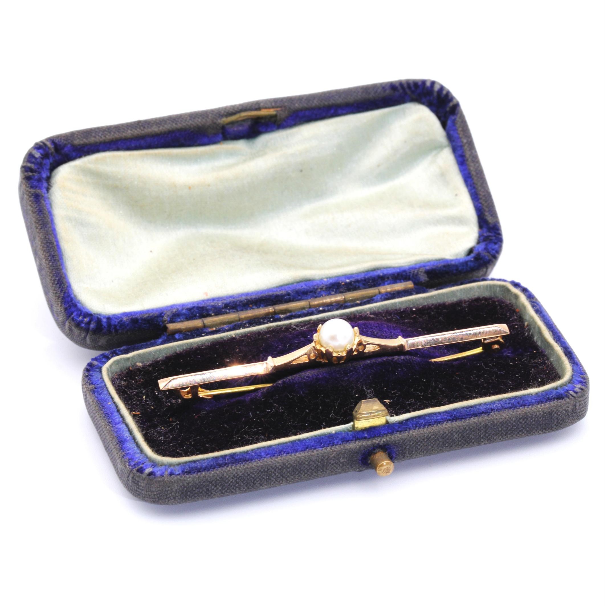261. · 9ct Gold & Pearl Vintage Brooch, 2.3g
