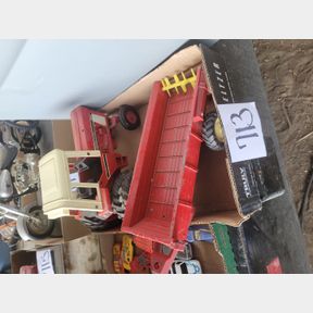 Vintage metal International 1586 Tractor and Manure Spreader