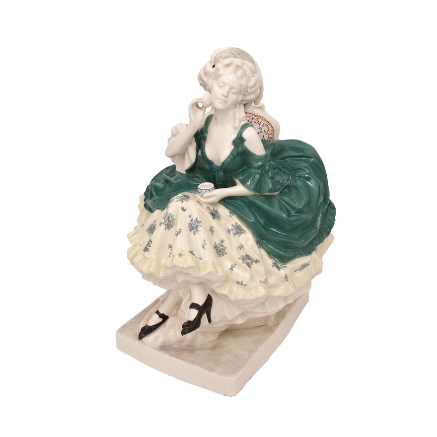 Figura damy z puderniczką, proj. Rudolf Podany, l. 1917–1918, Goldscheider, ok. 1920