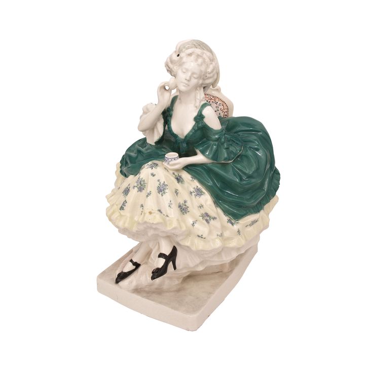 Figura damy z puderniczką, proj. Rudolf Podany, l. 1917–1918, Goldscheider, ok. 1920