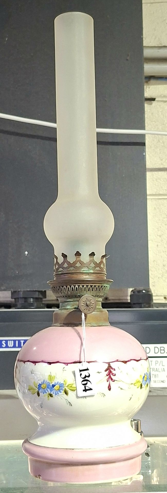 1364 · VICTORIAN PORCELAIN KEROSENE LAMP