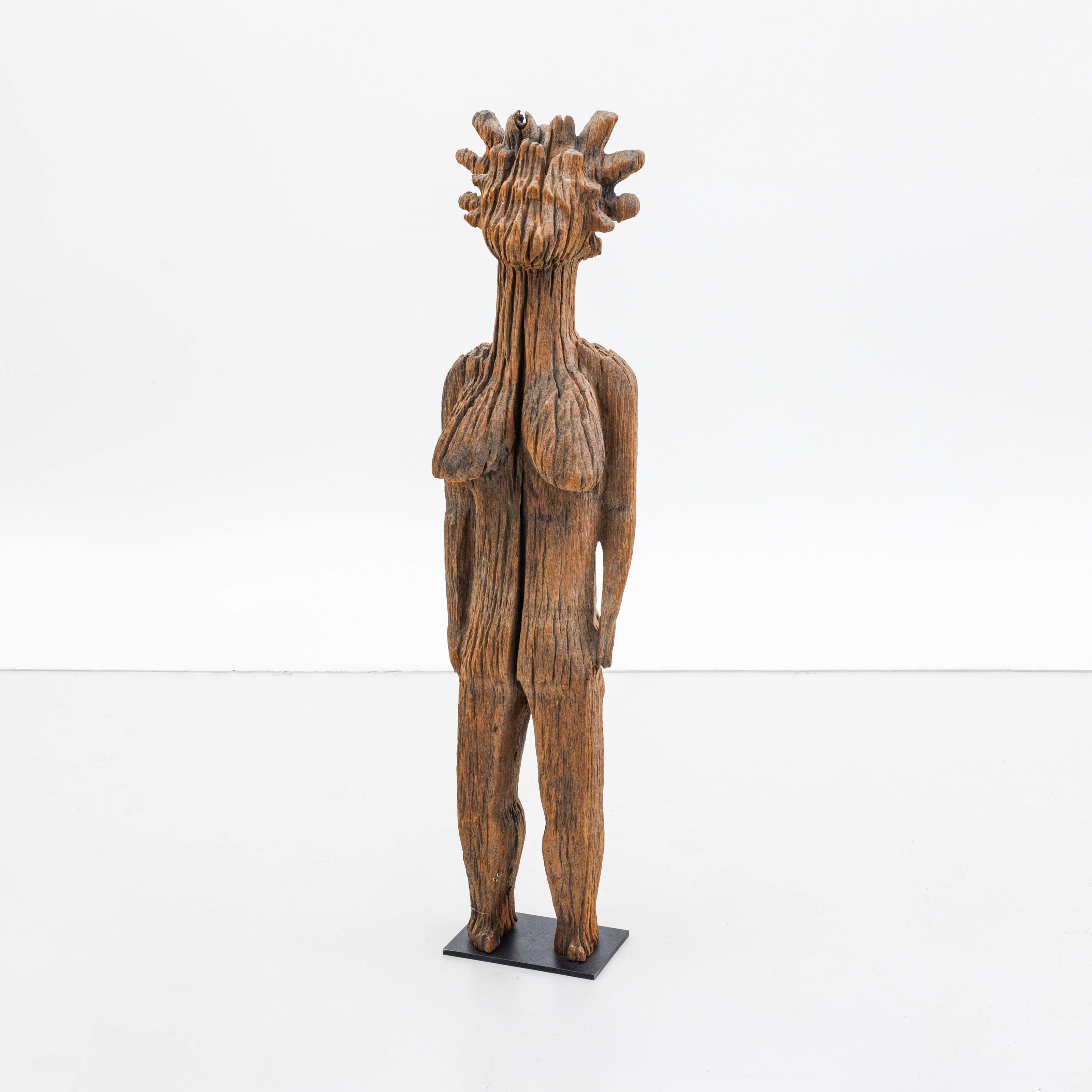 Sakalava figuur van een staande vrouw met kind op rug. Madagascar – kavel bij Bernaerts, Antwerp