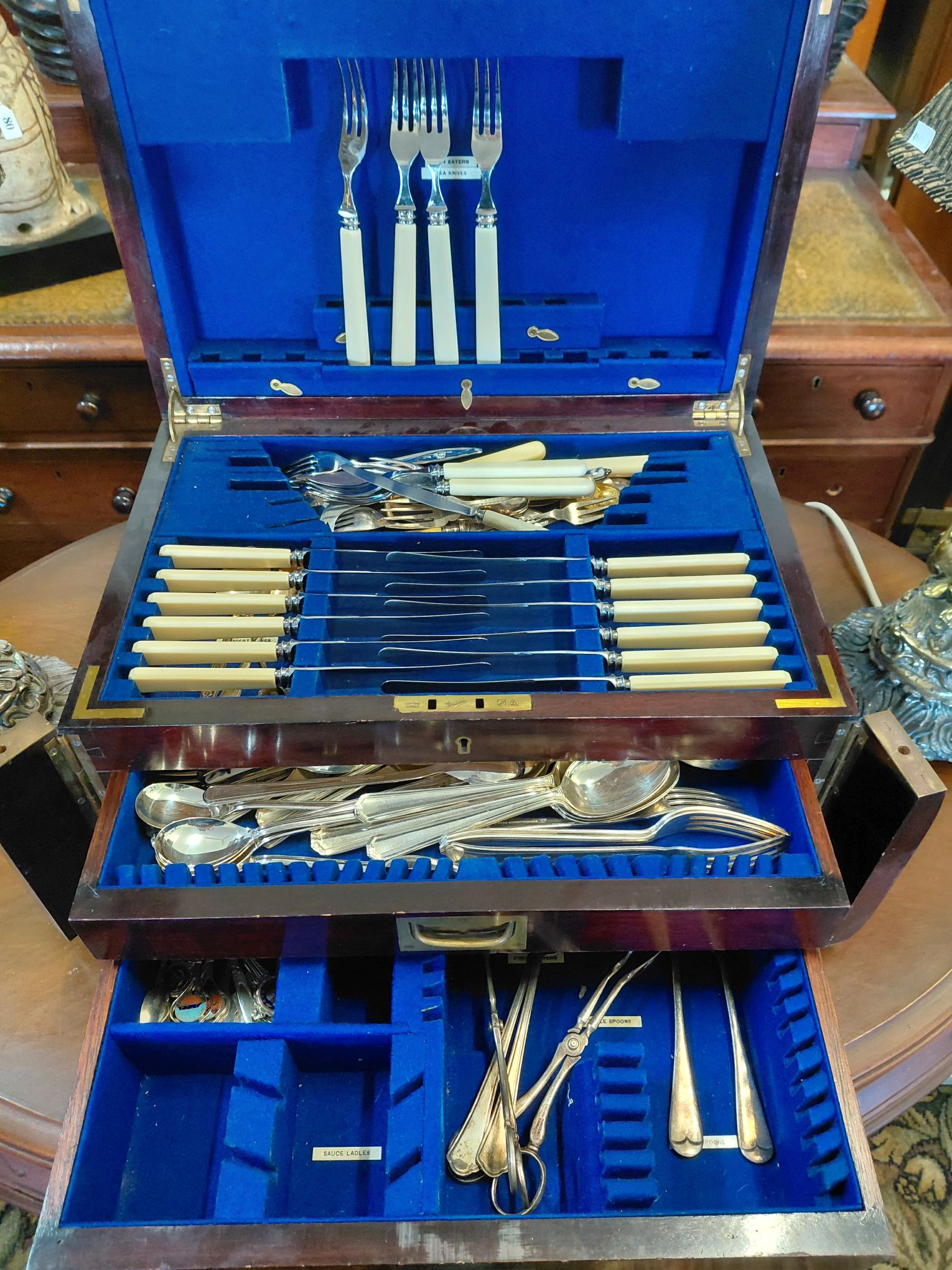 84 · 19TH CENTURY MAHOGANY CUTLERY CANTEEN