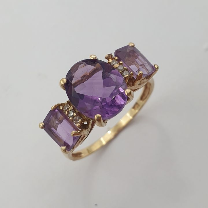 10ct Y/G Amethyst & Diamond Ring