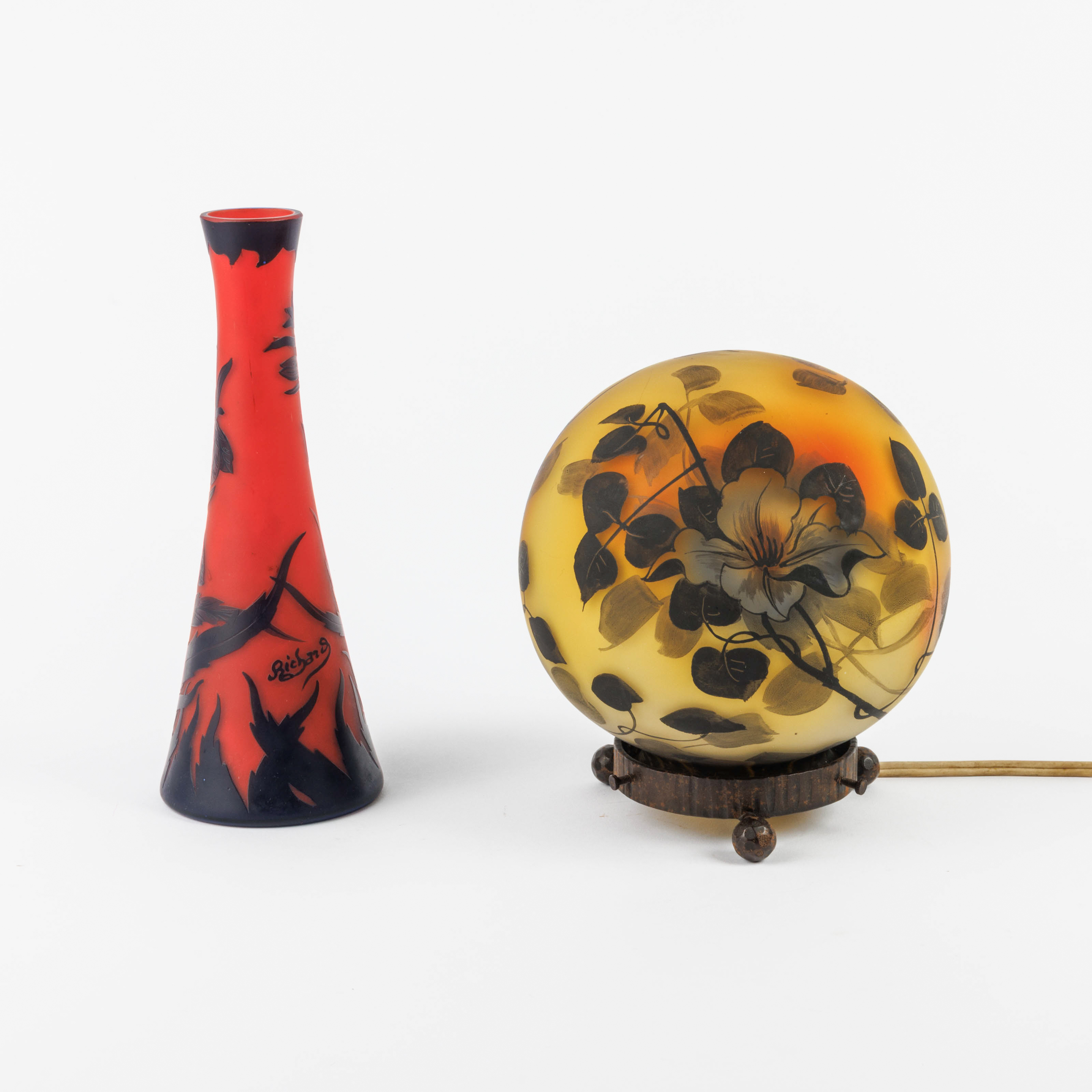 Art Nouveau vase and small table lamp. 1. Round table lamp – kavel bij Bernaerts, Antwerp