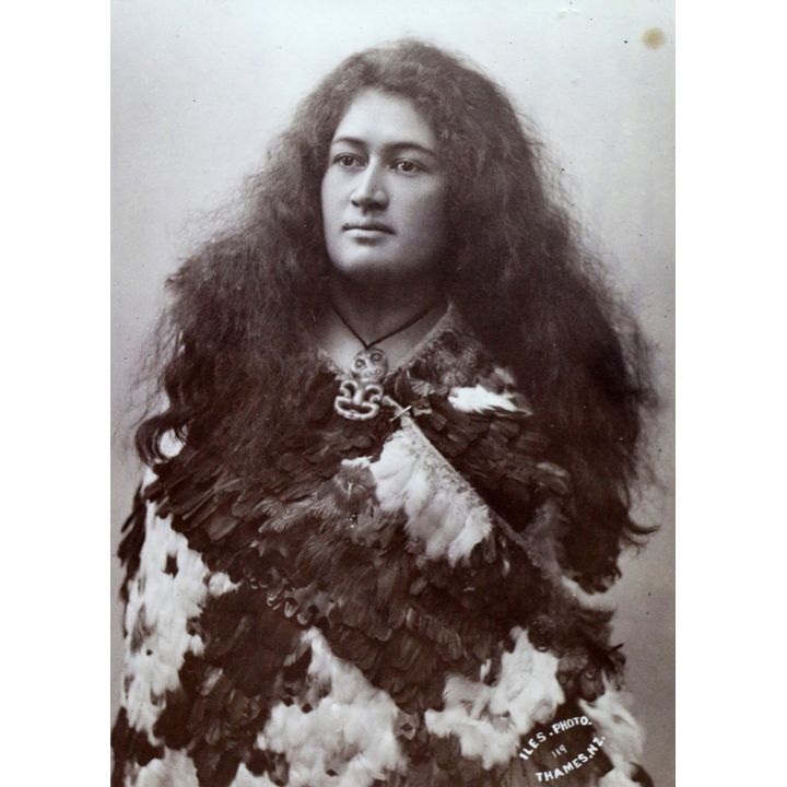 ILES, ARTHUR JAMES [photographer] - Head and shoulders portrait of an unidentified young Māori woman