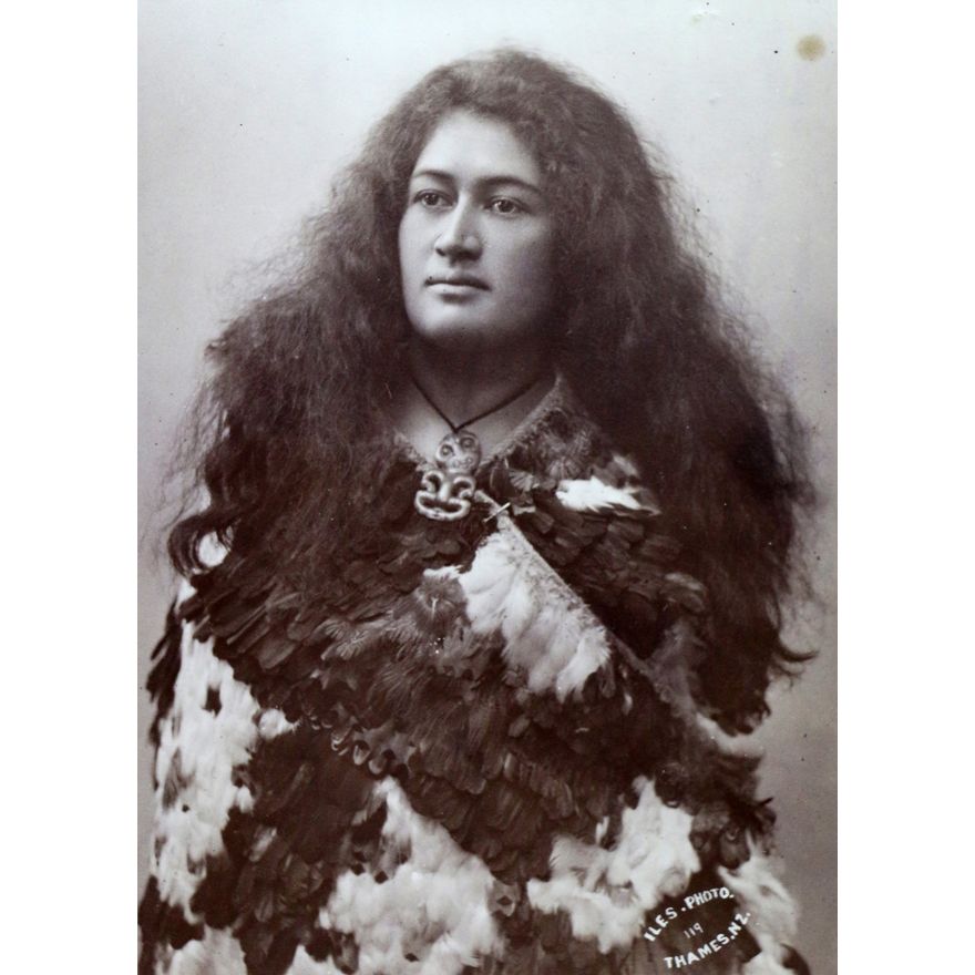 ILES, ARTHUR JAMES [photographer] - Head and shoulders portrait of an unidentified young Māori woman
