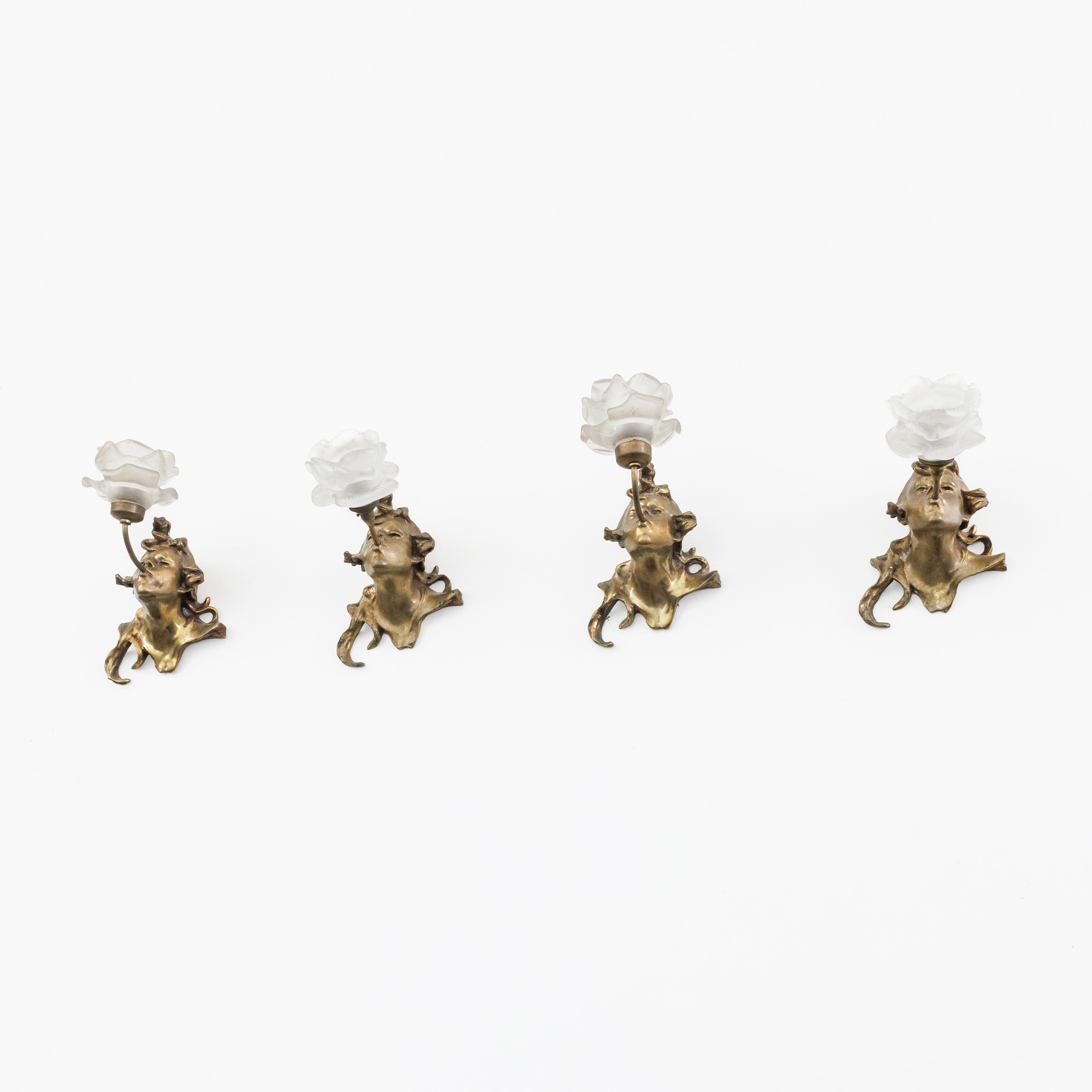 Four Art Nouveau period bronze wall lights in the shape of a womanshead – kavel bij Bernaerts, Antwerp