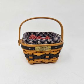 Longaberger 2001 Collectors Club Miniature Berry Basket with Berries