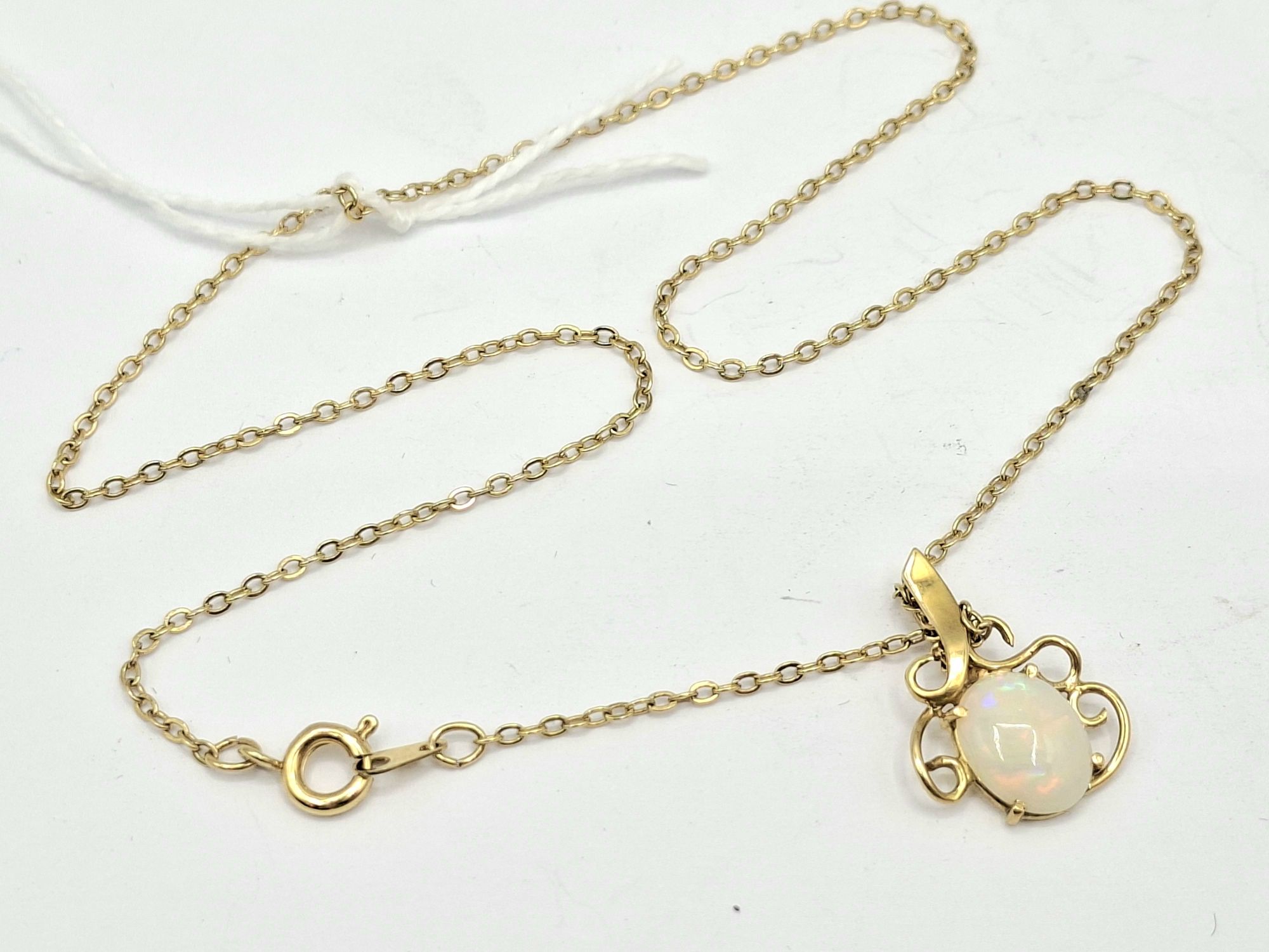 1047 · 18CT GOLD OPAL PENDANT