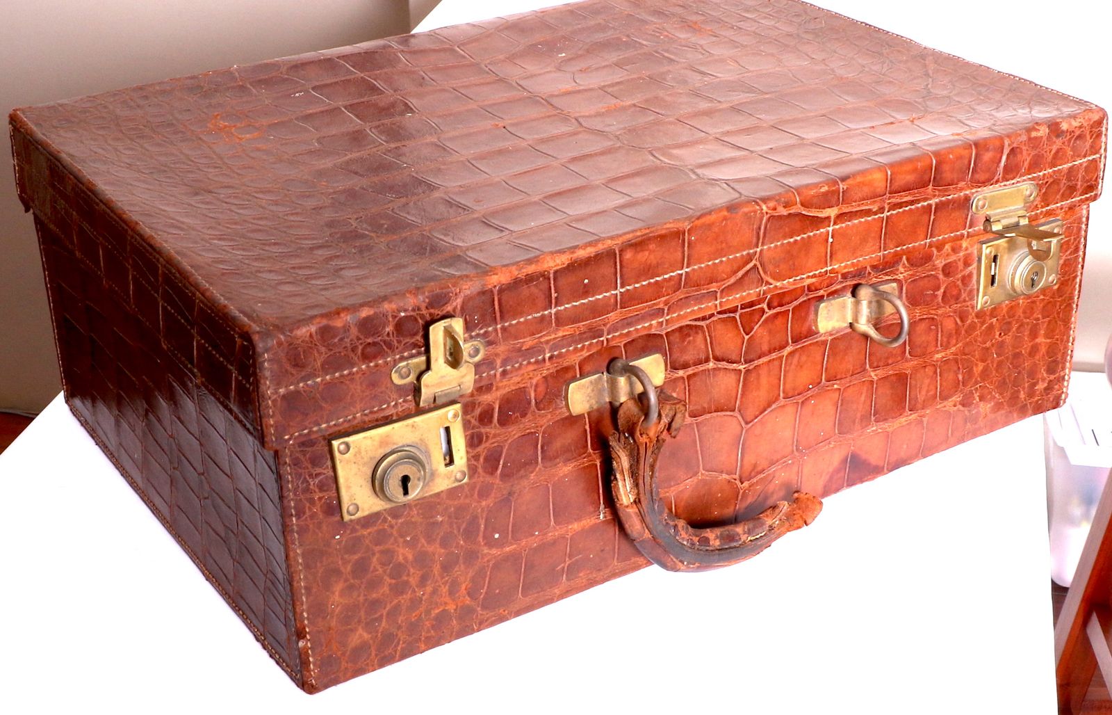ANTIQUE 19thC VICTORIAN CROCODILE LEATHER OVERNIGHT CASE BY