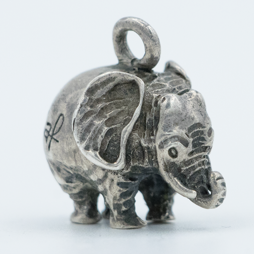 Dije de elefante de plata