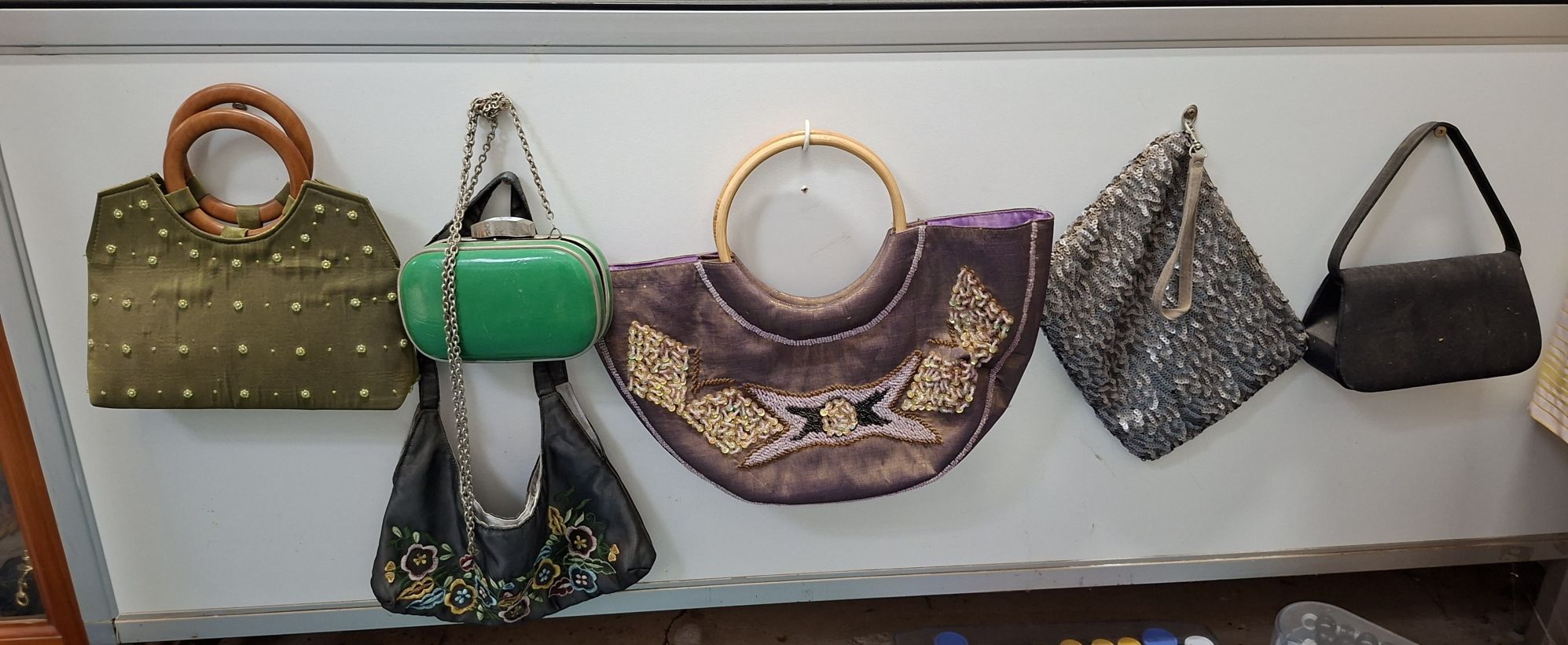 82 · LADIES HANDBAGS