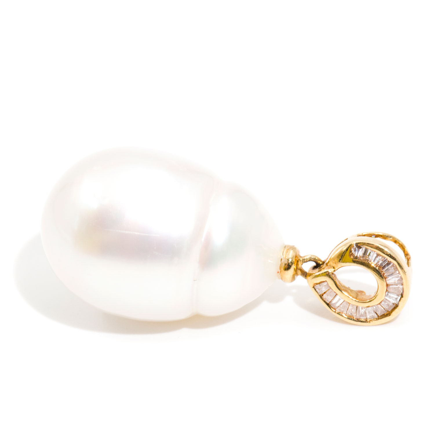 239 · 18ct South Sea Pearl & Diamond Pendant,
