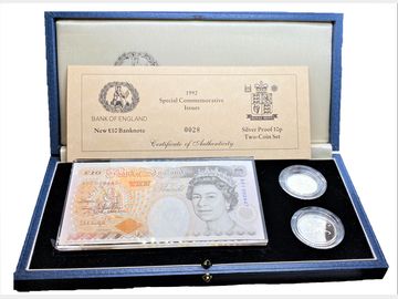 1992 ELIZABETH II CHANGE OF TEN POUND AND SILVER TEN PENCE SET